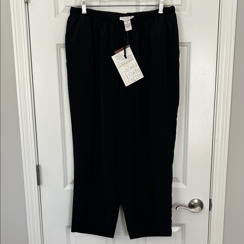 Susan Graver Black Polyester Capris Pants - Size 1X. Elastic drawstring waist.